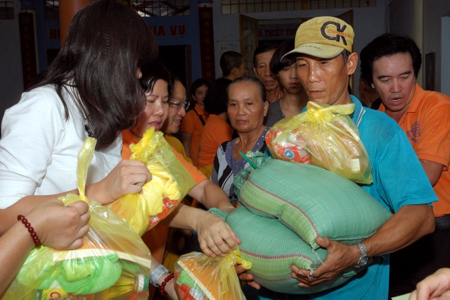 Lễ khánh thành cầu và trao tặng quà tại An Giang: Nối những bờ vui