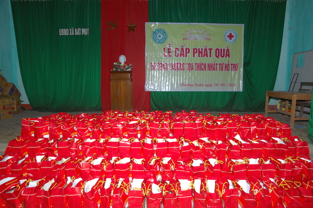 Quỹ Đạo Phật Ngày Nay trao tặng quà cho đồng bào nghèo tại biên giới Việt-Lào