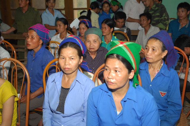Quỹ Đạo Phật Ngày Nay trao tặng quà cho đồng bào nghèo tại biên giới Việt-Lào