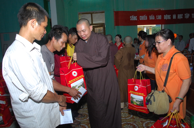 Quỹ Đạo Phật Ngày Nay trao tặng quà cho đồng bào nghèo tại biên giới Việt-Lào