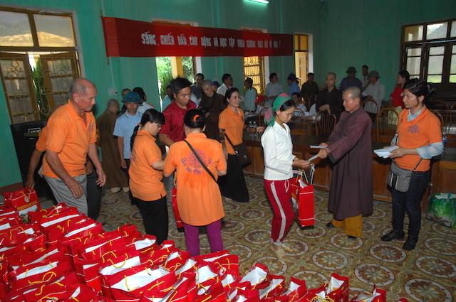 Quỹ Đạo Phật Ngày Nay trao tặng quà cho đồng bào nghèo tại biên giới Việt-Lào