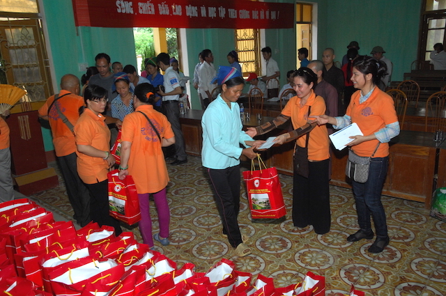 Quỹ Đạo Phật Ngày Nay trao tặng quà cho đồng bào nghèo tại biên giới Việt-Lào