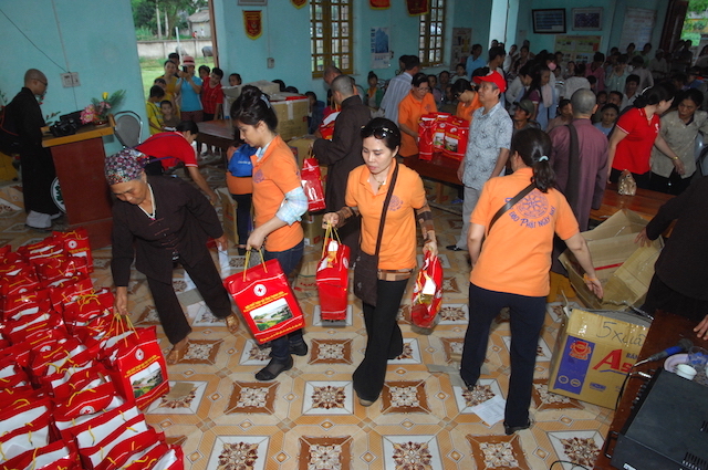 Quỹ Đạo Phật Ngày Nay trao tặng quà cho đồng bào nghèo tại biên giới Việt-Lào