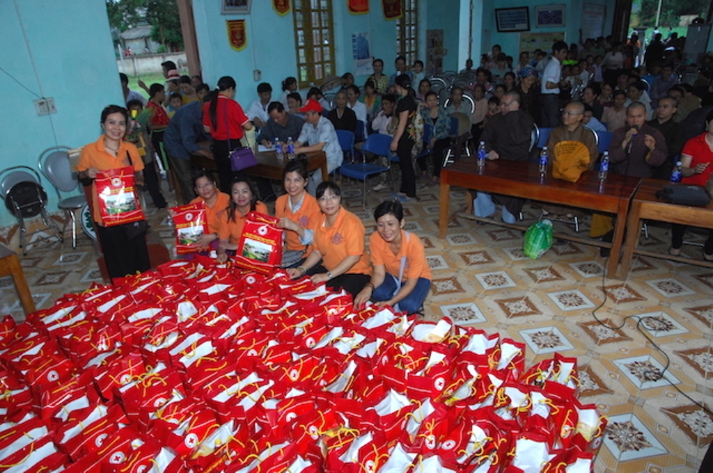 Quỹ Đạo Phật Ngày Nay trao tặng quà cho đồng bào nghèo tại biên giới Việt-Lào