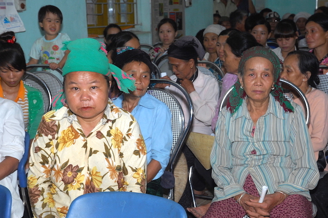Quỹ Đạo Phật Ngày Nay trao tặng quà cho đồng bào nghèo tại biên giới Việt-Lào