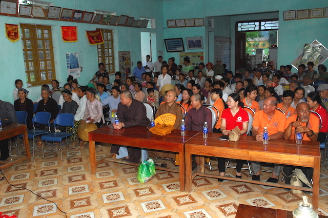 Quỹ Đạo Phật Ngày Nay trao tặng quà cho đồng bào nghèo tại biên giới Việt-Lào