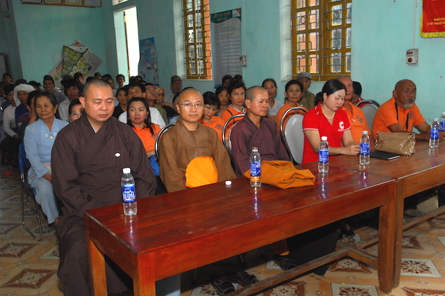 Quỹ Đạo Phật Ngày Nay trao tặng quà cho đồng bào nghèo tại biên giới Việt-Lào