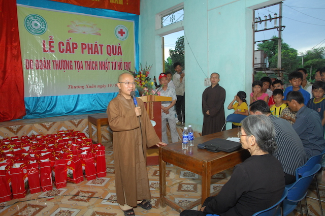 Quỹ Đạo Phật Ngày Nay trao tặng quà cho đồng bào nghèo tại biên giới Việt-Lào