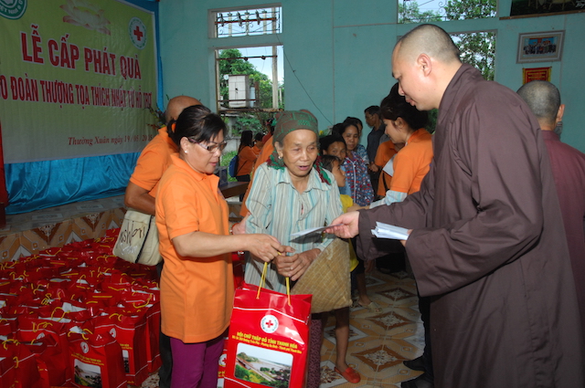 Quỹ Đạo Phật Ngày Nay trao tặng quà cho đồng bào nghèo tại biên giới Việt-Lào