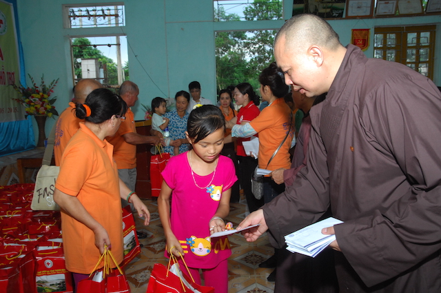 Quỹ Đạo Phật Ngày Nay trao tặng quà cho đồng bào nghèo tại biên giới Việt-Lào