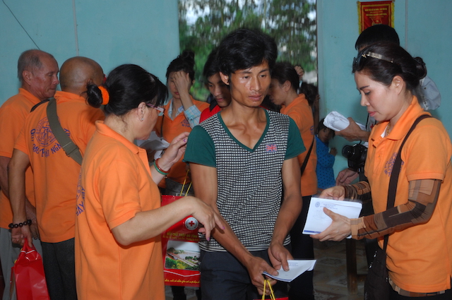 Quỹ Đạo Phật Ngày Nay trao tặng quà cho đồng bào nghèo tại biên giới Việt-Lào