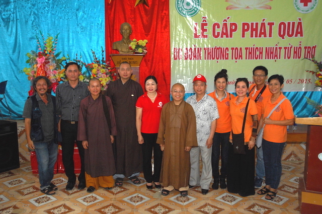 Quỹ Đạo Phật Ngày Nay trao tặng quà cho đồng bào nghèo tại biên giới Việt-Lào