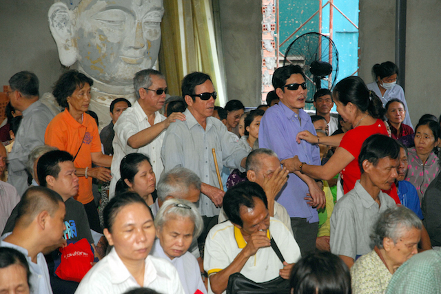 Quỹ Đạo Phật Ngày Nay: Tặng quà cho người khiếm thị, bệnh nhân ung bướu và trẻ em cơ nhỡ nhân Phật đản PL 2559