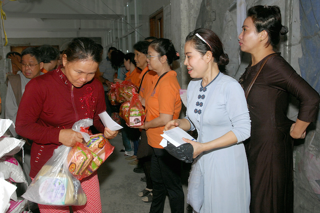 Quỹ Đạo Phật Ngày Nay: Tặng quà cho người khiếm thị, bệnh nhân ung bướu và trẻ em cơ nhỡ nhân Phật đản PL 2559
