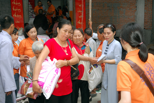 Quỹ Đạo Phật Ngày Nay: Tặng quà cho người khiếm thị, bệnh nhân ung bướu và trẻ em cơ nhỡ nhân Phật đản PL 2559