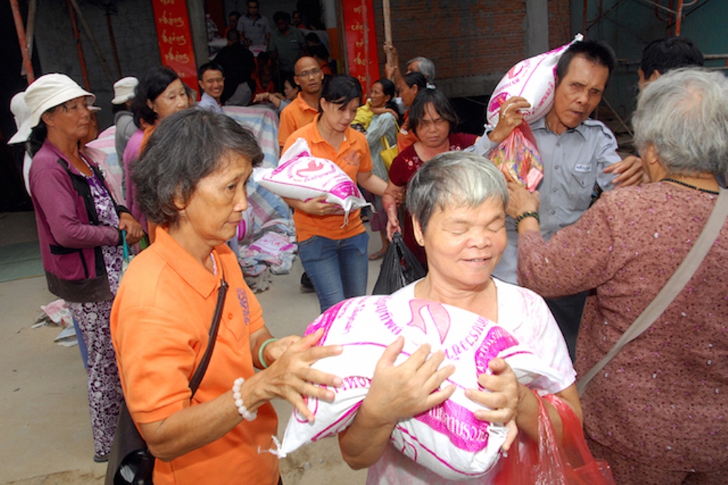 Quỹ Đạo Phật Ngày Nay: Tặng quà cho người khiếm thị, bệnh nhân ung bướu và trẻ em cơ nhỡ nhân Phật đản PL 2559