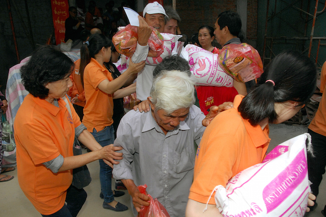 Quỹ Đạo Phật Ngày Nay: Tặng quà cho người khiếm thị, bệnh nhân ung bướu và trẻ em cơ nhỡ nhân Phật đản PL 2559