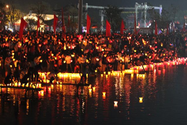Ninh Bình: Hoa Lư khai mạc lễ hội, cầu siêu các vị tiền bối hữu công