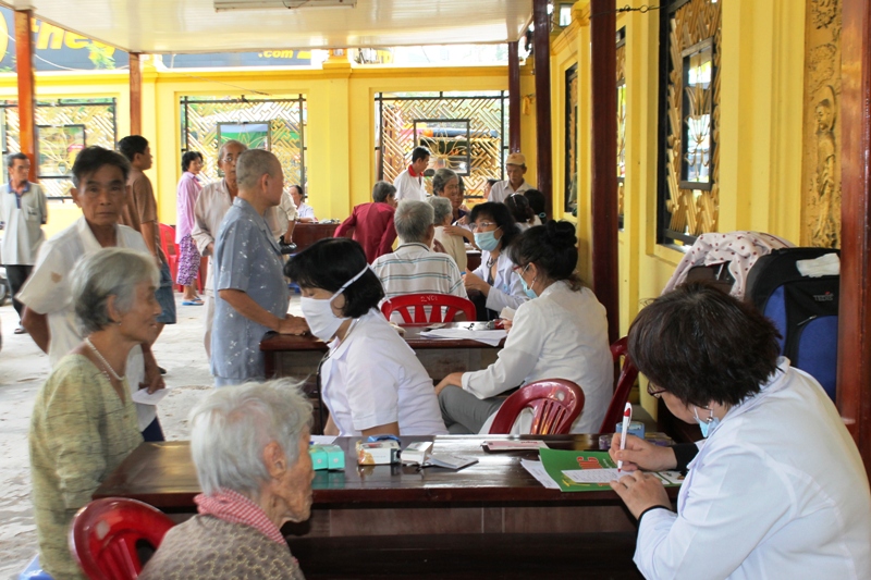 Đồng Tháp: Đoàn Y Bác Sĩ Khám Bệnh Từ Thiện