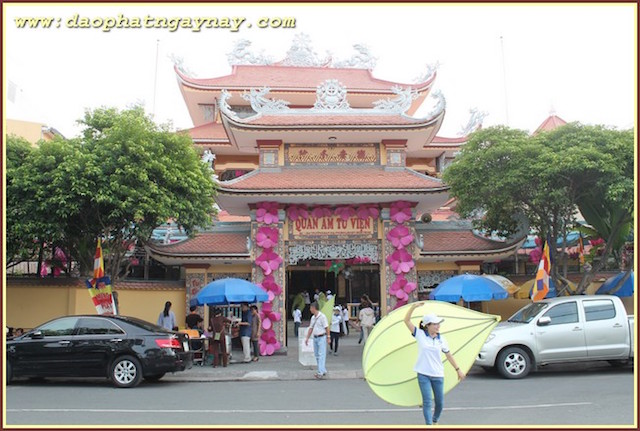 TP. HCM: Quan Âm tu viện hạ thuỷ 7 đoá sen vàng  trên kênh Nhiêu Lộc