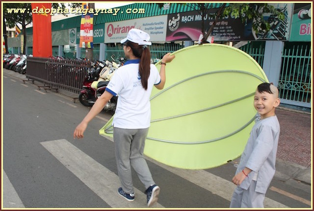 TP. HCM: Quan Âm tu viện hạ thuỷ 7 đoá sen vàng  trên kênh Nhiêu Lộc