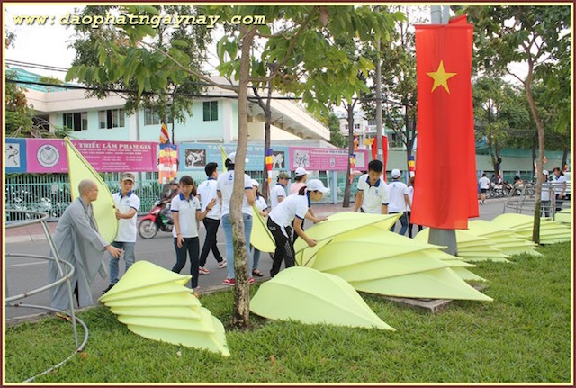 TP. HCM: Quan Âm tu viện hạ thuỷ 7 đoá sen vàng  trên kênh Nhiêu Lộc