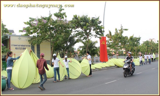 TP. HCM: Quan Âm tu viện hạ thuỷ 7 đoá sen vàng  trên kênh Nhiêu Lộc