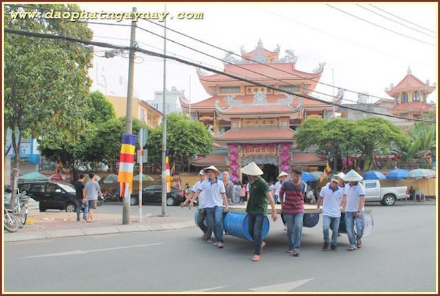 TP. HCM: Quan Âm tu viện hạ thuỷ 7 đoá sen vàng  trên kênh Nhiêu Lộc