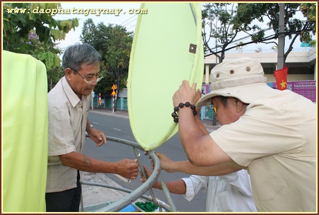 TP. HCM: Quan Âm tu viện hạ thuỷ 7 đoá sen vàng  trên kênh Nhiêu Lộc