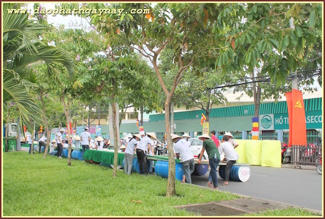 TP. HCM: Quan Âm tu viện hạ thuỷ 7 đoá sen vàng  trên kênh Nhiêu Lộc