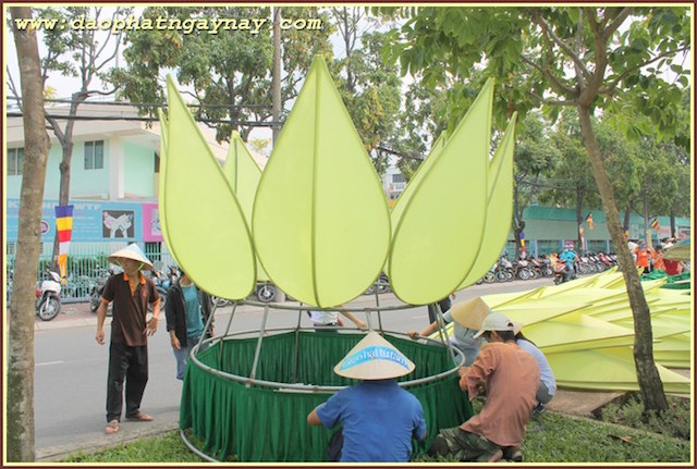 TP. HCM: Quan Âm tu viện hạ thuỷ 7 đoá sen vàng  trên kênh Nhiêu Lộc