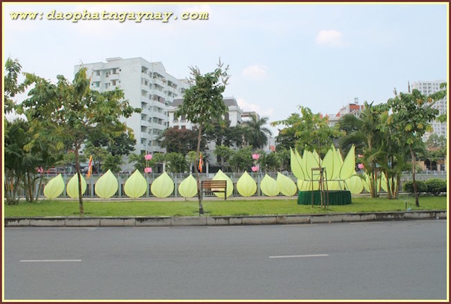 TP. HCM: Quan Âm tu viện hạ thuỷ 7 đoá sen vàng  trên kênh Nhiêu Lộc