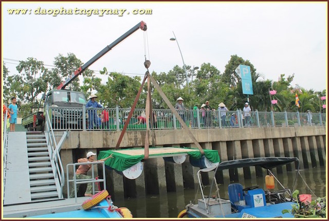 TP. HCM: Quan Âm tu viện hạ thuỷ 7 đoá sen vàng  trên kênh Nhiêu Lộc