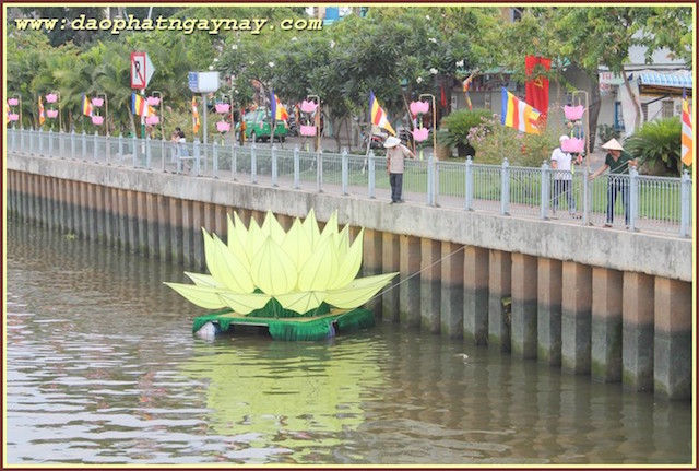 TP. HCM: Quan Âm tu viện hạ thuỷ 7 đoá sen vàng  trên kênh Nhiêu Lộc