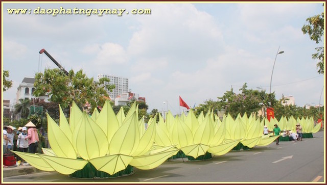 TP. HCM: Quan Âm tu viện hạ thuỷ 7 đoá sen vàng  trên kênh Nhiêu Lộc