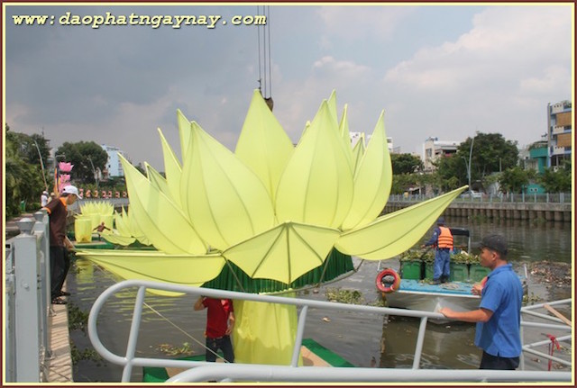 TP. HCM: Quan Âm tu viện hạ thuỷ 7 đoá sen vàng  trên kênh Nhiêu Lộc