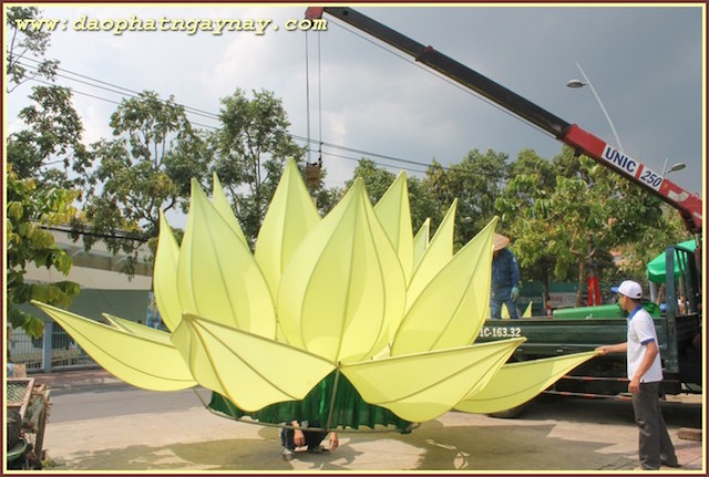 TP. HCM: Quan Âm tu viện hạ thuỷ 7 đoá sen vàng  trên kênh Nhiêu Lộc