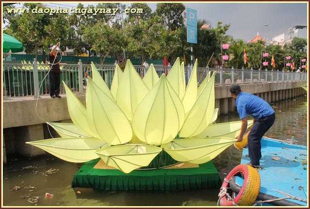 TP. HCM: Quan Âm tu viện hạ thuỷ 7 đoá sen vàng  trên kênh Nhiêu Lộc