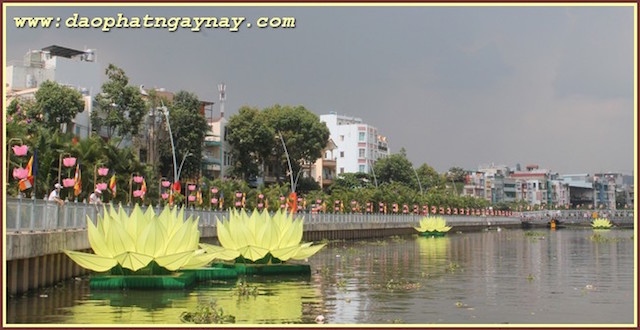 TP. HCM: Quan Âm tu viện hạ thuỷ 7 đoá sen vàng  trên kênh Nhiêu Lộc