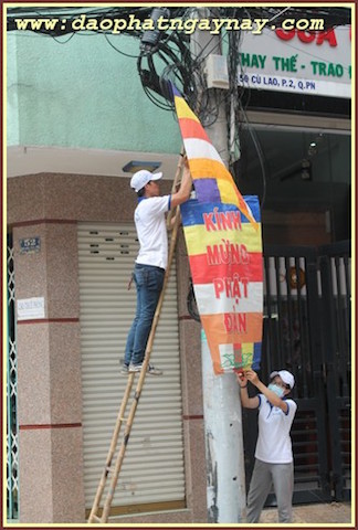 TP. HCM: Quan Âm tu viện hạ thuỷ 7 đoá sen vàng  trên kênh Nhiêu Lộc