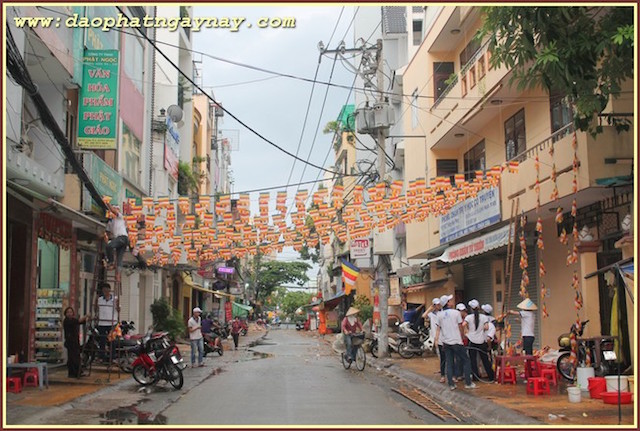 TP. HCM: Quan Âm tu viện hạ thuỷ 7 đoá sen vàng  trên kênh Nhiêu Lộc