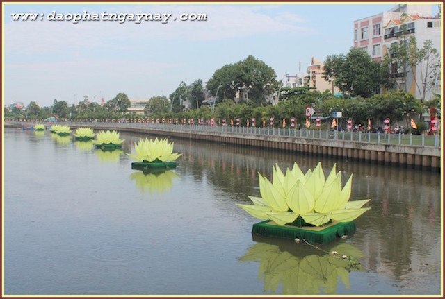 TP. HCM: Quan Âm tu viện phối cảnh bảy đoá sen vàng