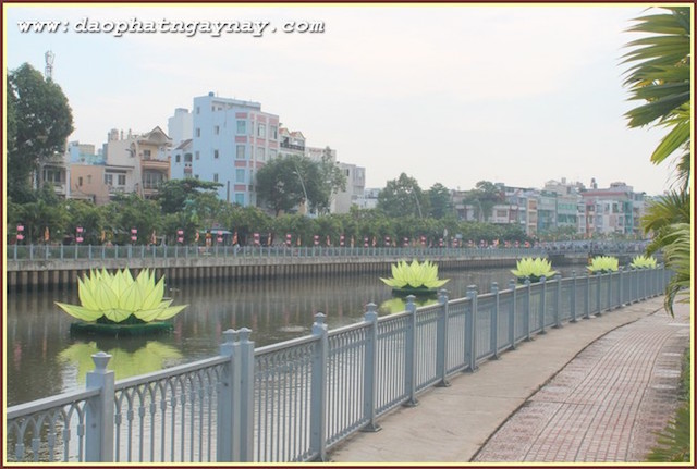 TP. HCM: Quan Âm tu viện phối cảnh bảy đoá sen vàng