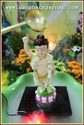 TP.HCM: Quan Âm Tu Viện thắp sáng bảy đoá sen vàng trong tuần Lễ Phật Đản - PL .2559