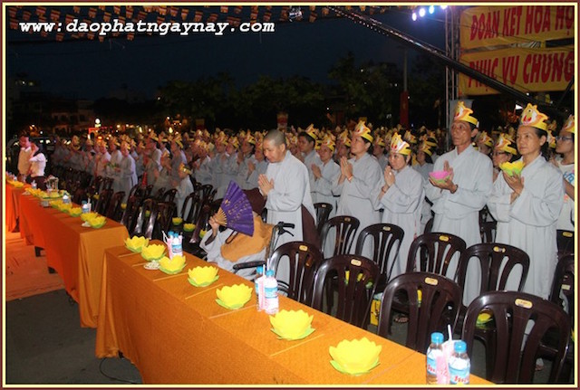 TP.HCM: Quan Âm Tu Viện thắp sáng bảy đoá sen vàng trong tuần Lễ Phật Đản - PL .2559