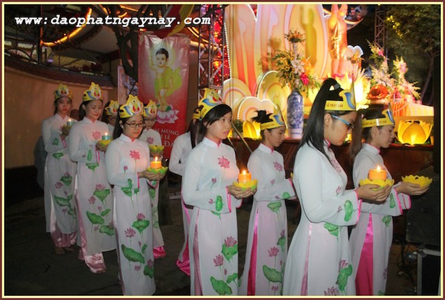 TP.HCM: Quan Âm Tu Viện thắp sáng bảy đoá sen vàng trong tuần Lễ Phật Đản - PL .2559