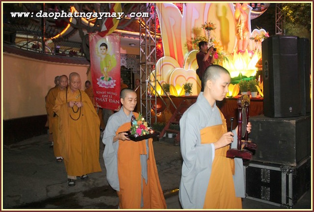 TP.HCM: Quan Âm Tu Viện thắp sáng bảy đoá sen vàng trong tuần Lễ Phật Đản - PL .2559