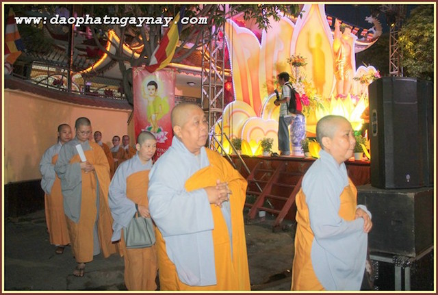 TP.HCM: Quan Âm Tu Viện thắp sáng bảy đoá sen vàng trong tuần Lễ Phật Đản - PL .2559