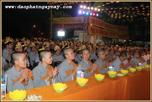 TP.HCM: Quan Âm Tu Viện thắp sáng bảy đoá sen vàng trong tuần Lễ Phật Đản - PL .2559