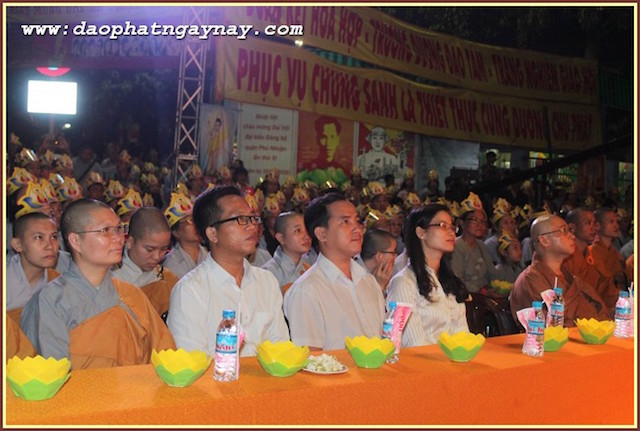 TP.HCM: Quan Âm Tu Viện thắp sáng bảy đoá sen vàng trong tuần Lễ Phật Đản - PL .2559